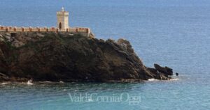 Il mare attorno a piazza Bovio, a Piombino