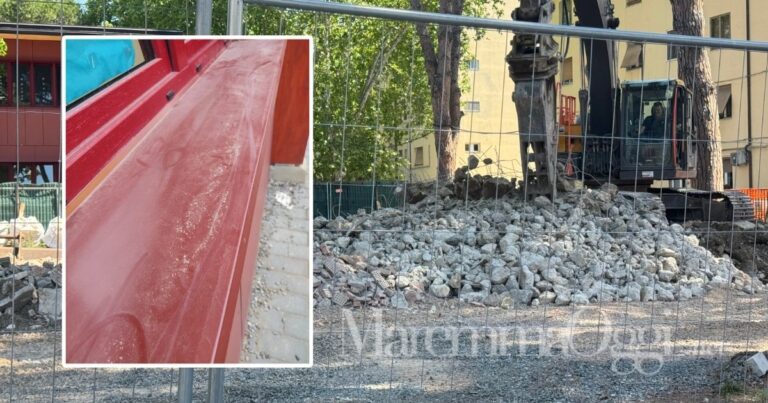 I lavori di demolizione in corso in via Montebianco e le polveri accanto a una delle finestre