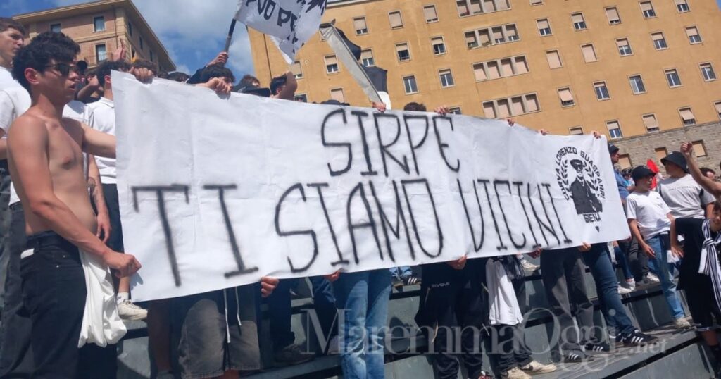 Lo striscione dei tifosi Robur per Riccardo "Sirpe" Giusti dopo la scomparsa dell'amata Manuela