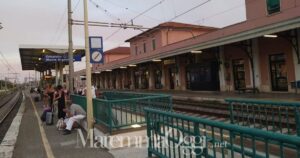 Viaggiatori in attesa alla stazione di Orbetello-Monte Argentario