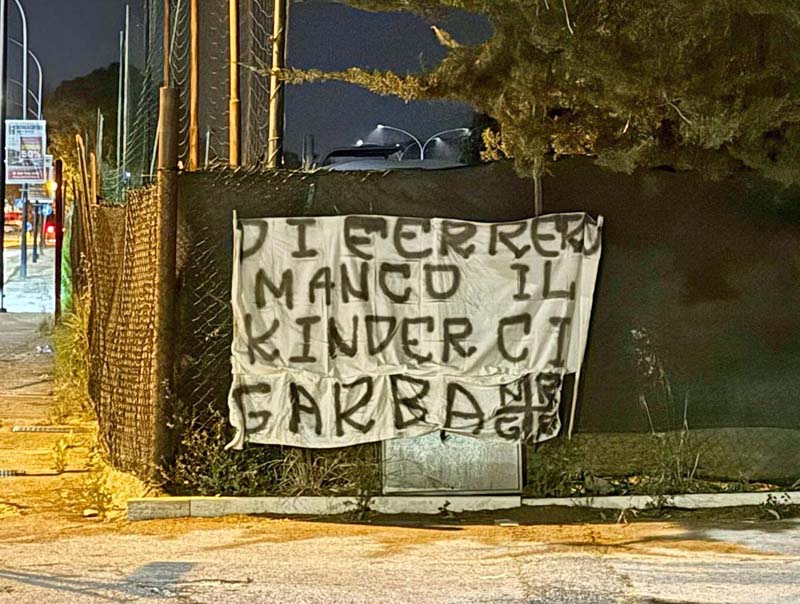 Uno striscione apparso in città in questi giorni