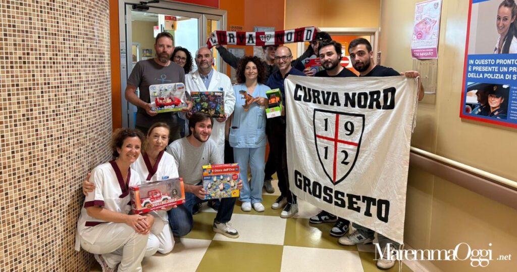 La Curva nord con il personale della Pediatria