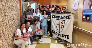 La Curva nord con il personale della Pediatria