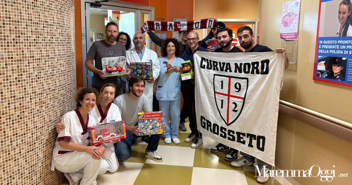La Curva nord con il personale della Pediatria