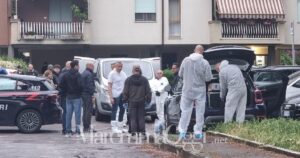 La scientifica davanti all'appartamento in via Giacosa