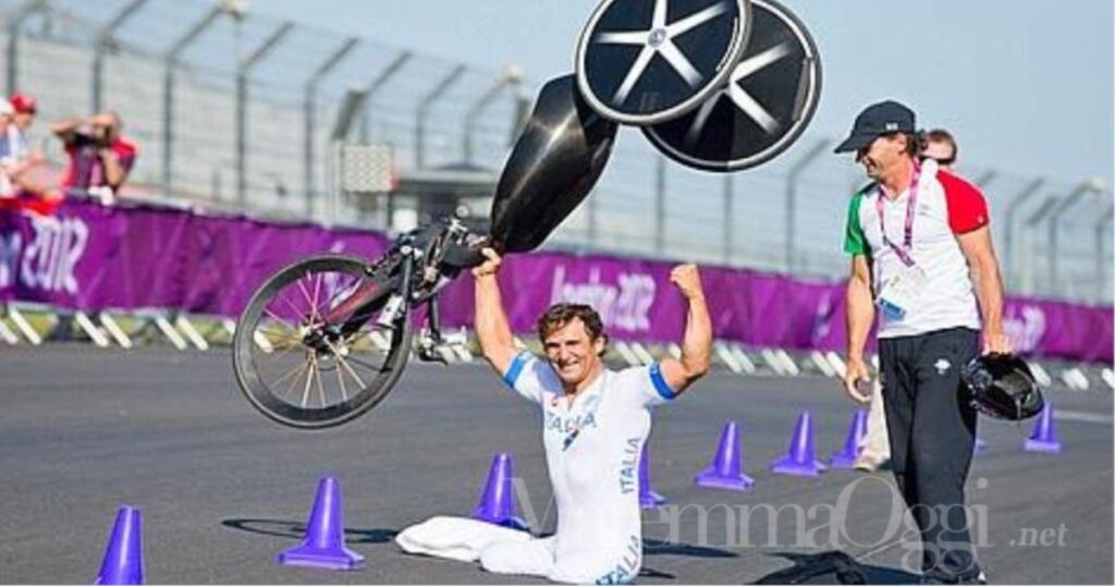 Londra 2012: Alex Zanardi alza la handbike dopo aver vinto l'oro