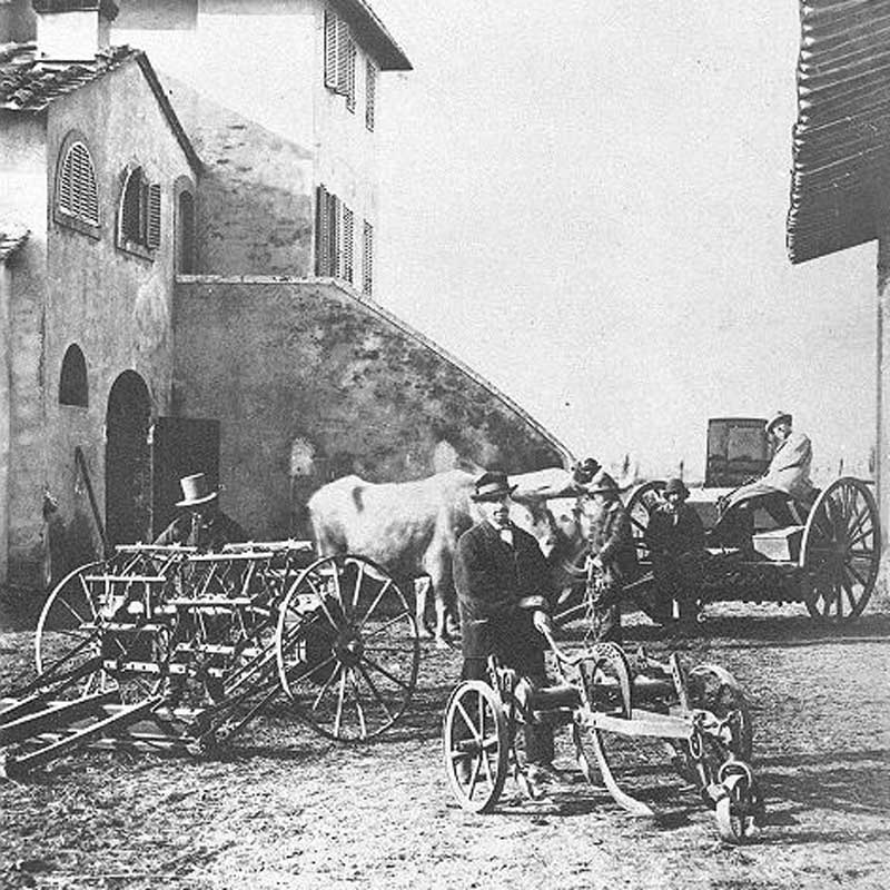 Bettino Ricasoli, a destra seduto sulla seminatrice, davanti alla fattoria di Barbanella nel 1854 (foto Vincenzo Coquet)