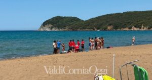 Croce rossa tenta di rianimare bagnante sulla spiaggia di Baratti