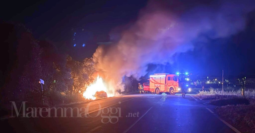 L'intervento dei vigili del fuoco sulla Castiglionese per l'auto in fiamme