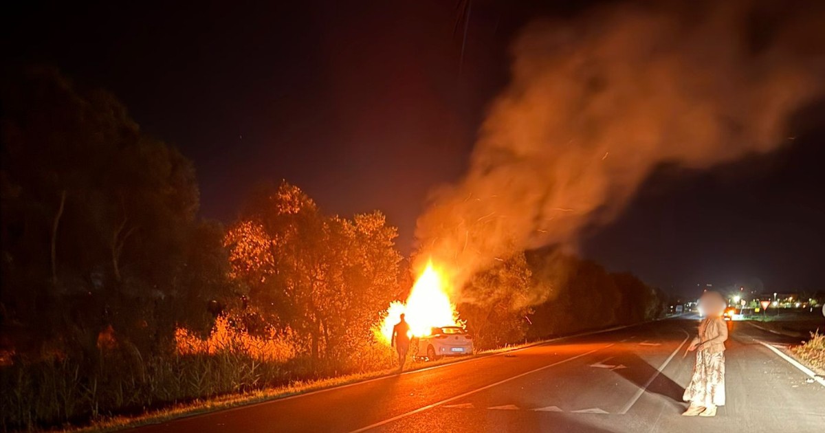 L'auto in fiamme