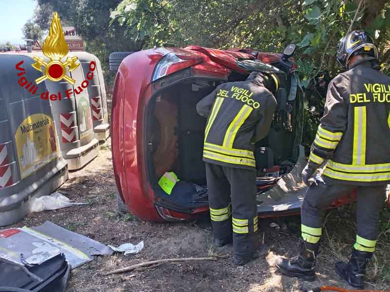 I vigili del fuoco al lavoro sull'auto