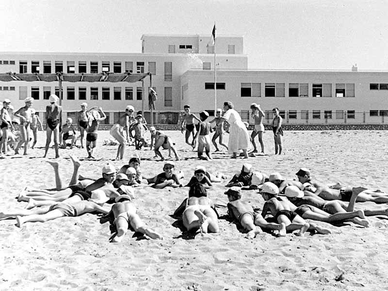 Bambini in spiaggia davanti alla colonia Bodoni (foto archivio ProLoco)