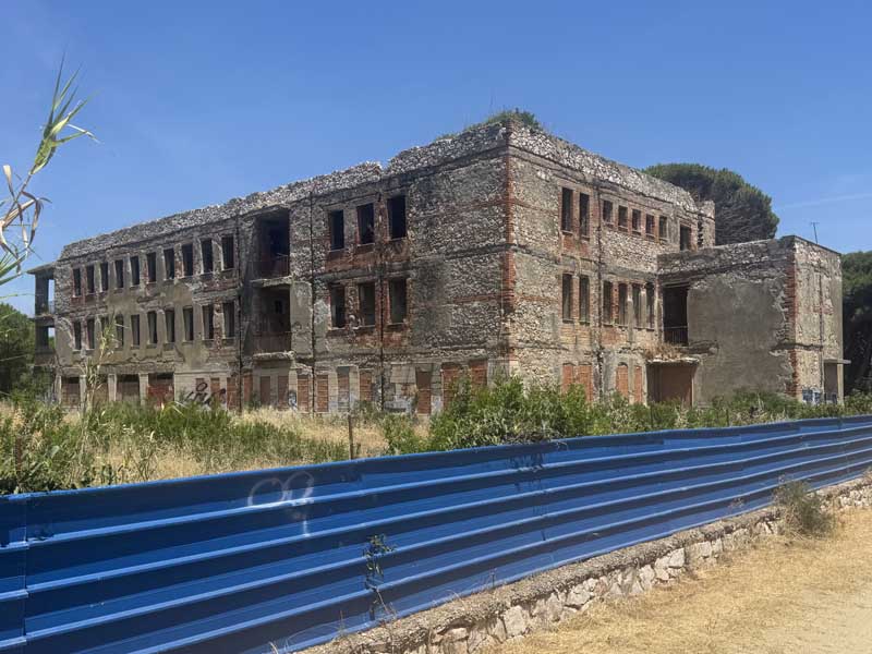 La colonia Saragat, lungo via dell'Infanzia, a Marina di Grosseto