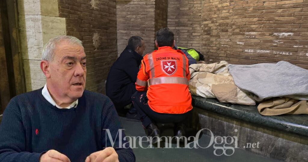 Don Enzo Capitani, direttore della Caritas e volontari di Abitare la notte mentre parlano con un senzatetto sotto al palazzo delle Poste