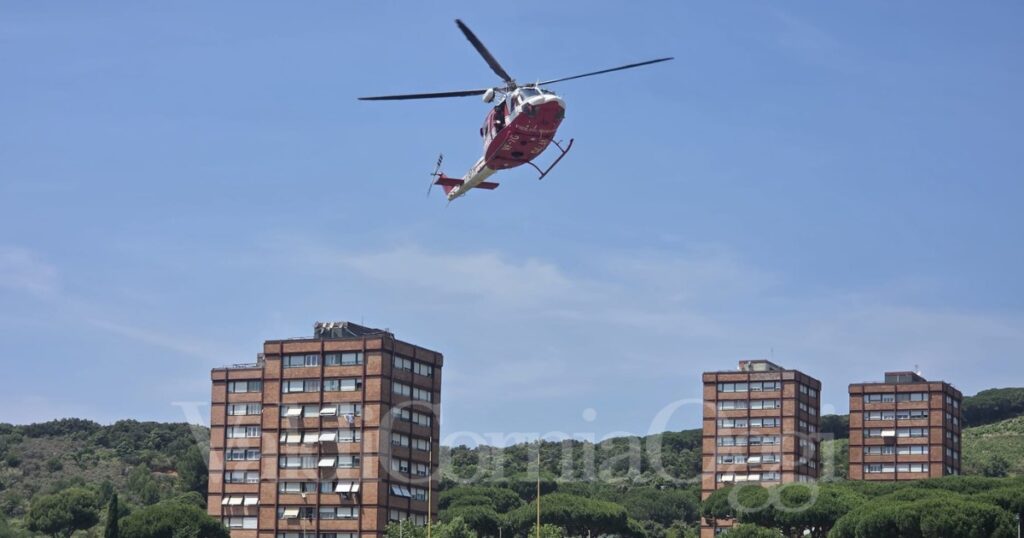L'elicottero vola sopra a Salivoli