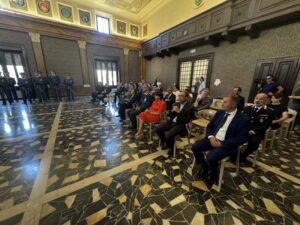 Le autorità nella sala del palazzo della guardia di finanza