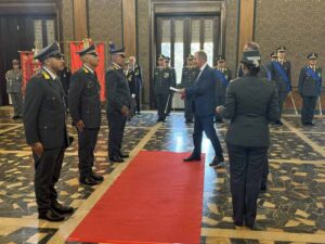 La premiazione da parte del presidente del tribunale, Eugenio Maria Turco
