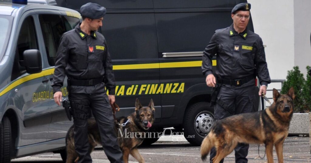Uomini della guardia di finanza di Grosseto