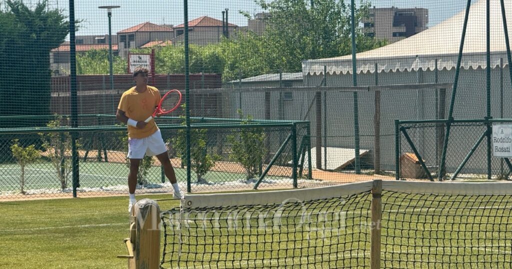 Flavio Cobolli sul campo in erba del Village di Grosseto (foto @MaremmaOggi)