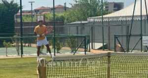 Flavio Cobolli sul campo in erba del Village di Grosseto (foto @MaremmaOggi)