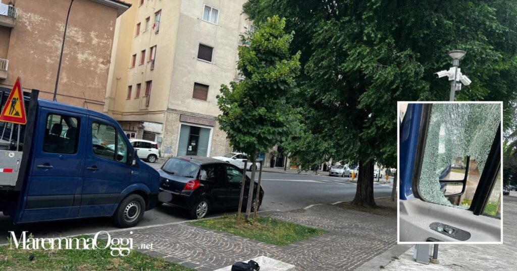 Il furgone parcheggiato e nel riquadro il finestrino sfondato