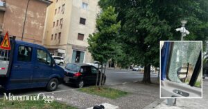 Il furgone parcheggiato e nel riquadro il finestrino sfondato