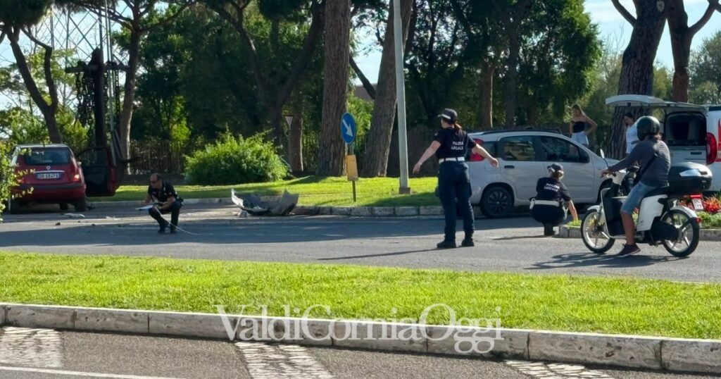 I rilievi della polizia locale sul luogo dell'incidente fra viale Unità d'Italia e via della Resistenza