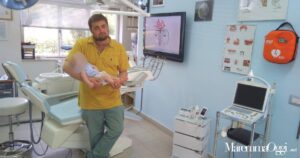 Jacopo Maria Valenti nel suo studio con in collo la figlia