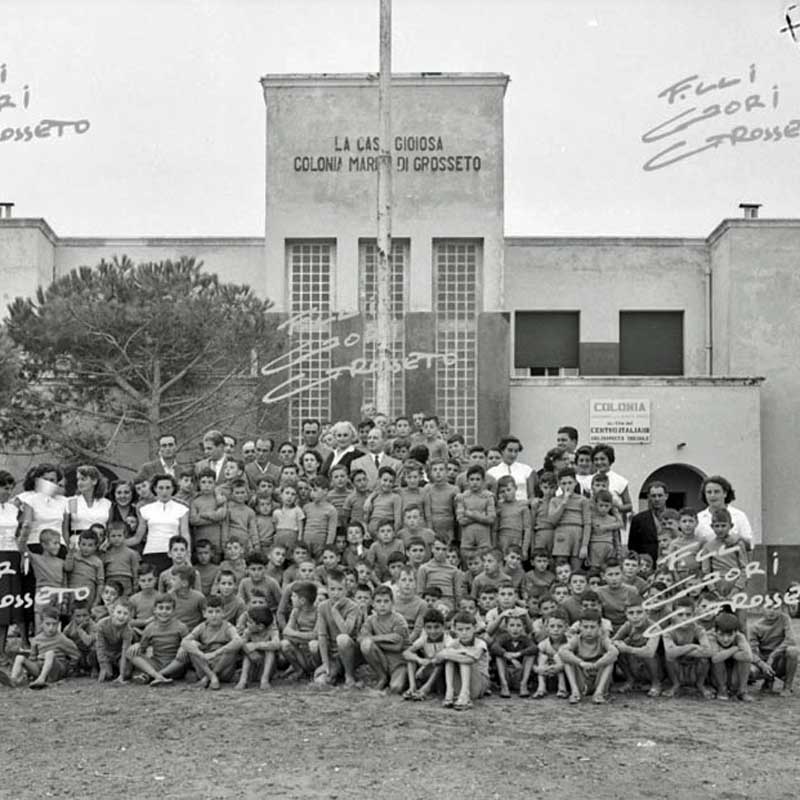 Bambini davanti alla colonia (le foto sono dell'Archivio Foto Gori)