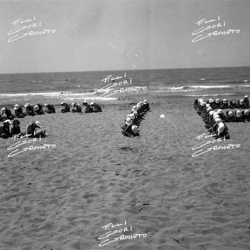 Bambini delle colonie sulla spiaggia