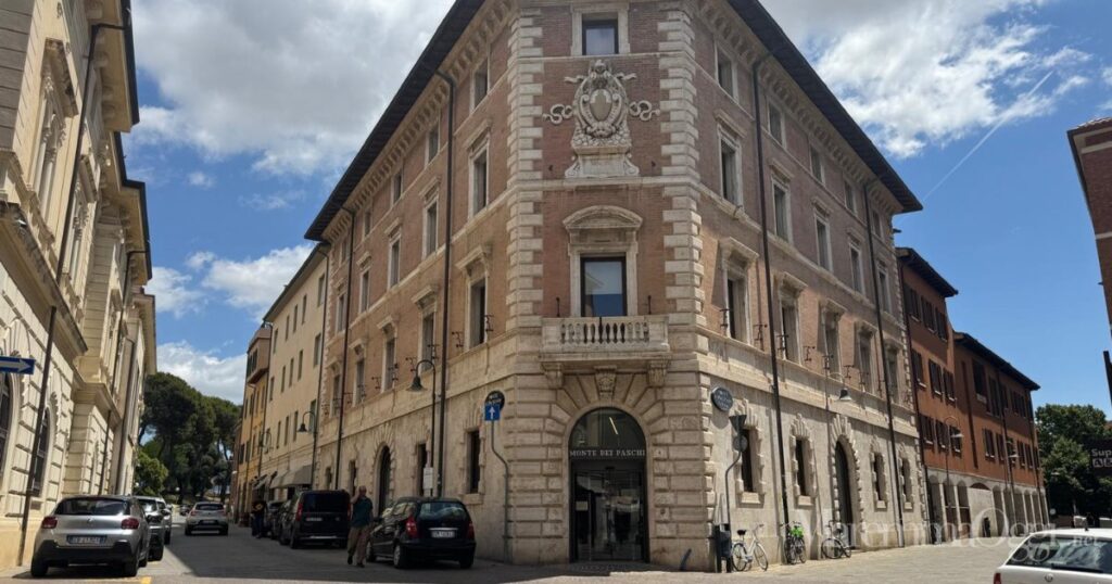La sede grossetana del Monte dei Paschi, nell'omonima piazzetta, in centro storico a Grosseto