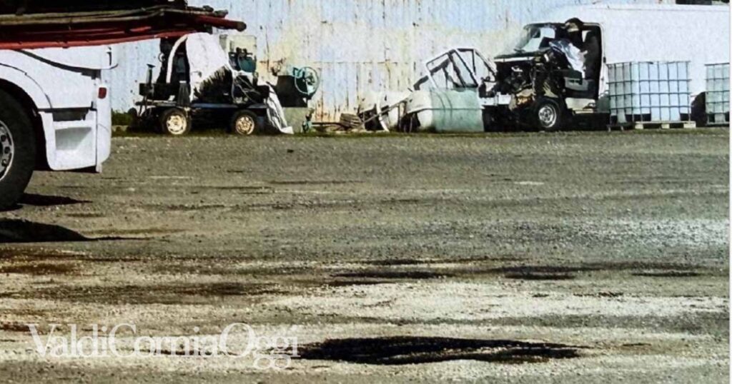 La foto del piazzale con le macchie di rifiuti