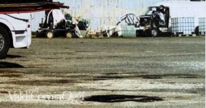 La foto del piazzale con le macchie di rifiuti