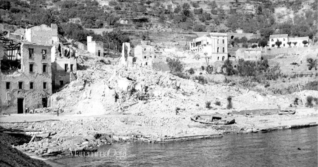 La piazza sul mare di Porto Santo Stefano distrutta dalle bombe durante la seconda guerra mondiale (foto di Guido Zolesi)