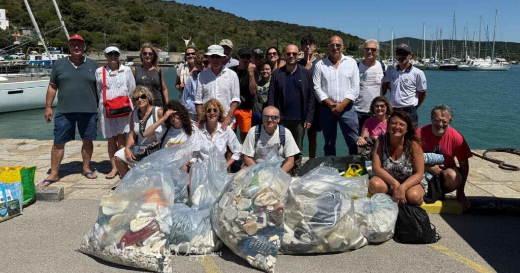I volontari sul porto di Talamone con i rifiuti raccolti