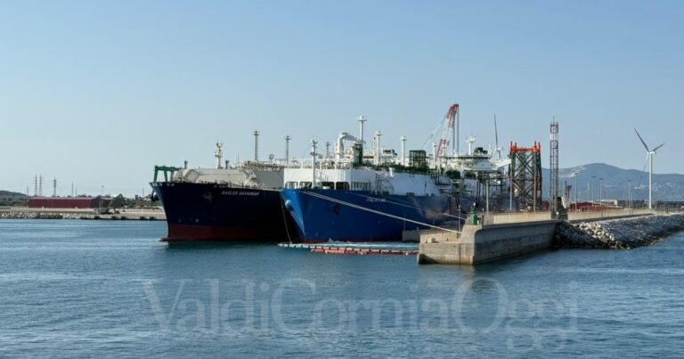 Una nave scarica il Gpl nel rigassificatore sul porto di Piombino