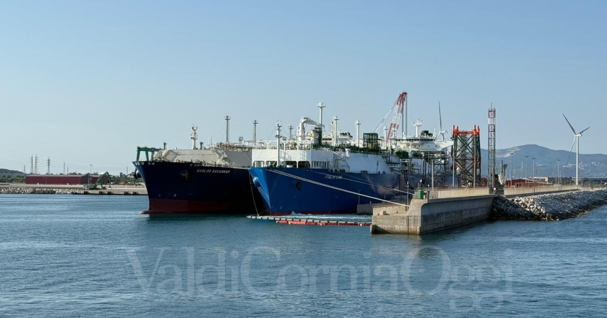 Una nave scarica il Gpl nel rigassificatore sul porto di Piombino
