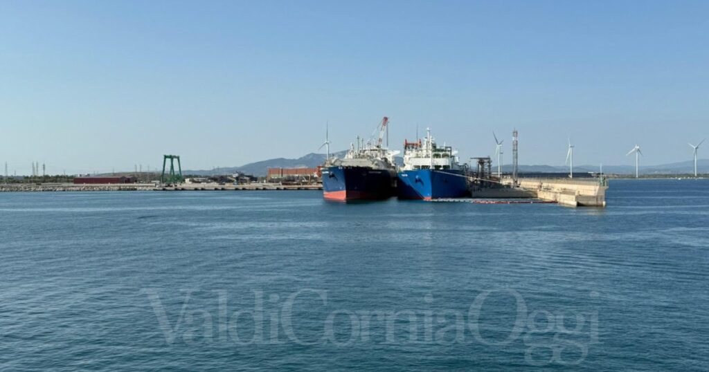 Una nave scarica il Gpl nel rigassificatore sul porto di Piombino