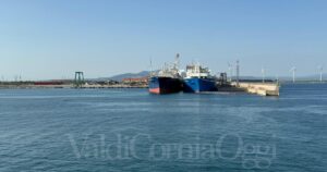 Una nave scarica il Gpl nel rigassificatore sul porto di Piombino