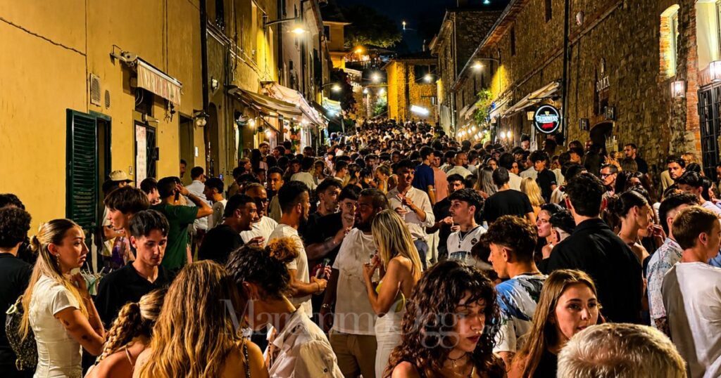 Folla in salitina a Castiglione della Pescaia, estate 2026