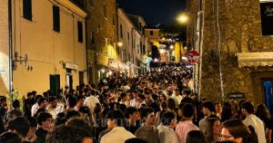 Folla in salitina a Castiglione della Pescaia, estate 2026