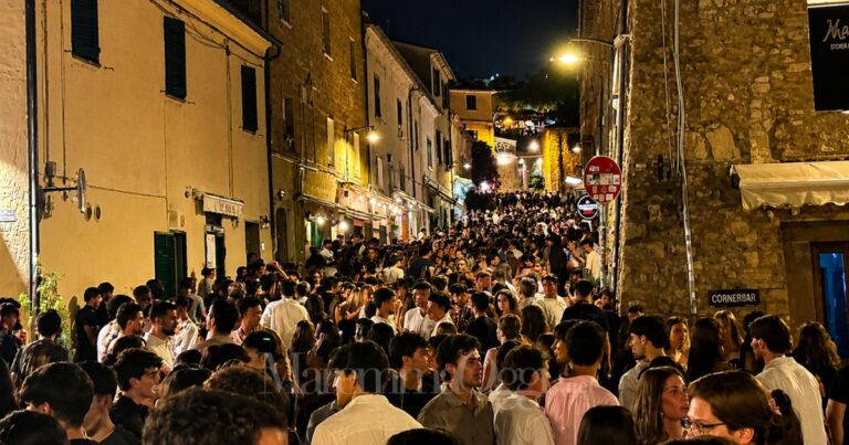 Folla in salitina a Castiglione della Pescaia, estate 2026