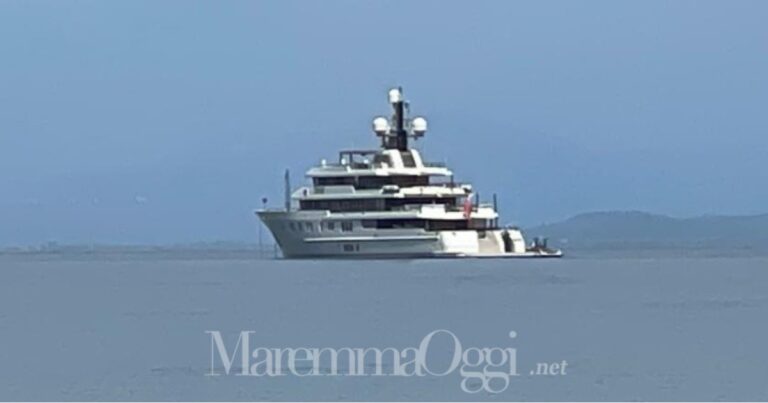 Il Vava davanti a Marina di Grosseto