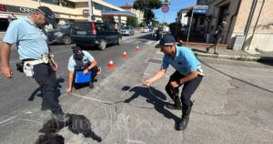 I rilievi della polizia municipale sul luogo dell'incidente, fra via Col di Lana e via Aurelia Nord