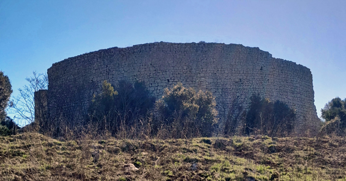 Quella che oggi tutti chiamano "il Tino" non era il castello, ma soltanto la sua rocca: il mastio circolare attorno al quale si sviluppava l'intera città di Montecurliano