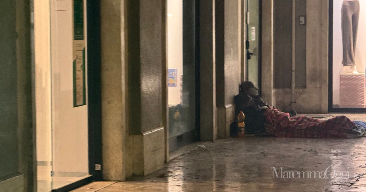 Alcuni clochard a Grosseto (foto d'archivio)