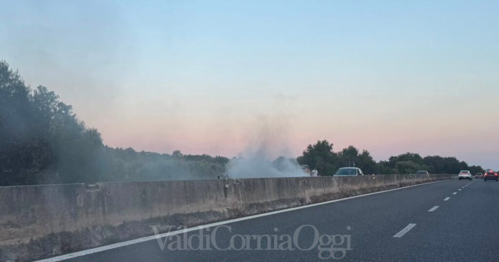 L'auto in fiamme sull'Aurelia