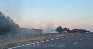 L'auto in fiamme sull'Aurelia