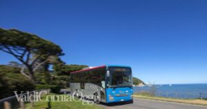 Un autobus Tiemme a Baratti (foto d'archivio)
