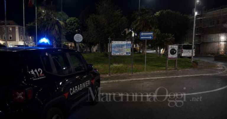 Carabinieri nella zona della stazione a Follonica